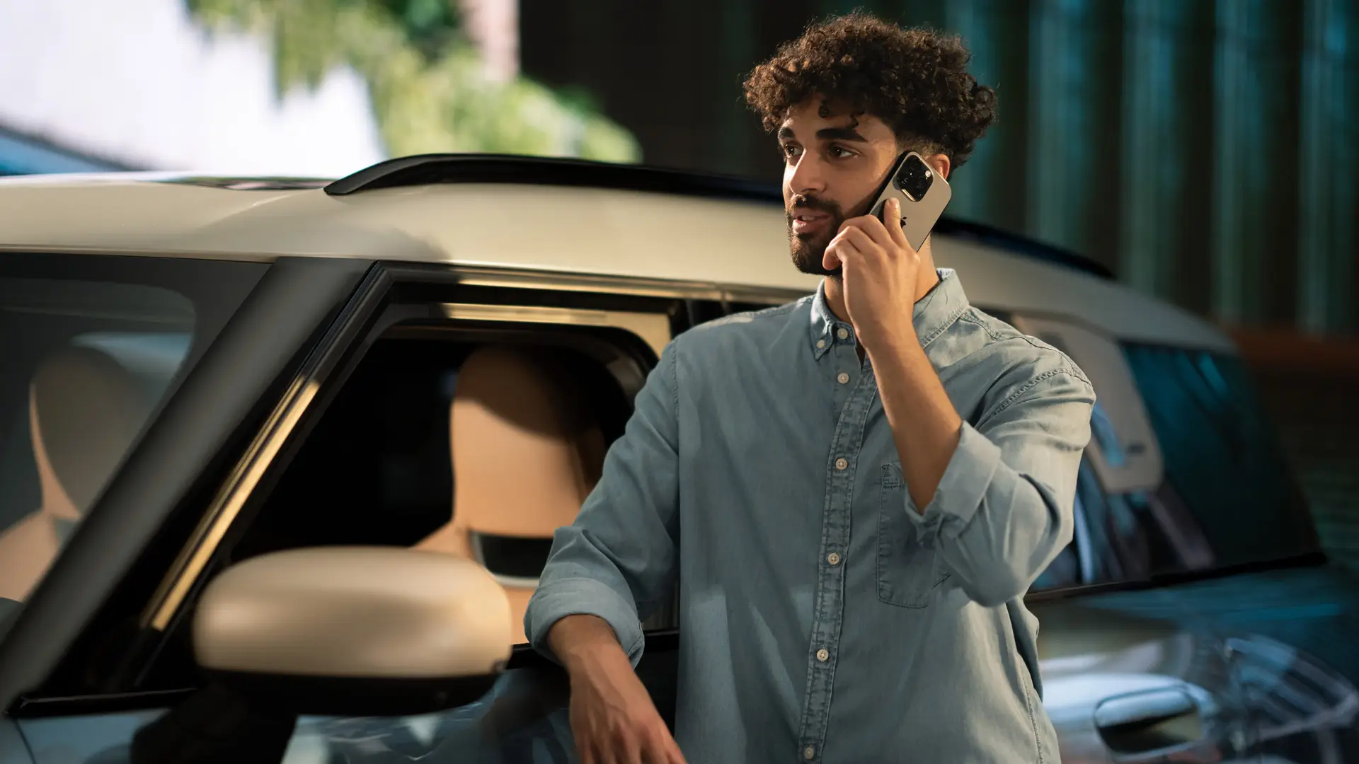 MINIプロアクティブ・ケア：MINIの横に立つ男性が、サービス・センターの担当者と電話で話している様子。