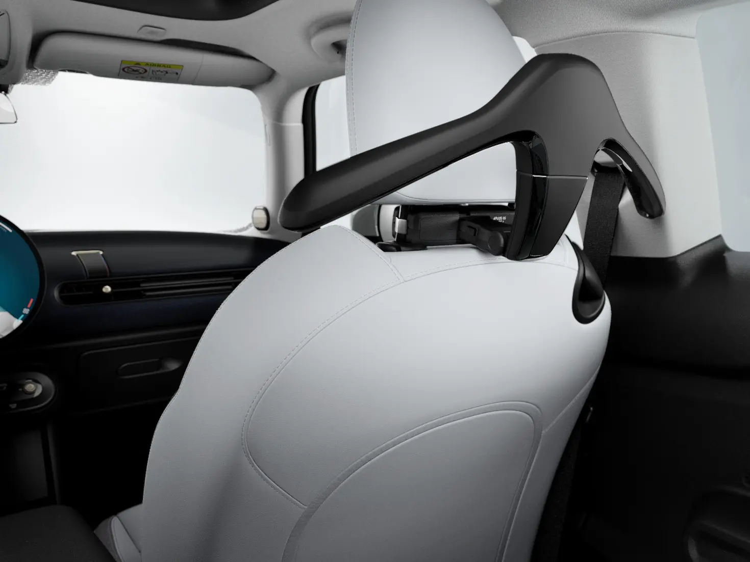 MINIトラベル＆コンフォート・システムの一部である、車内のMINIコートハンガー。