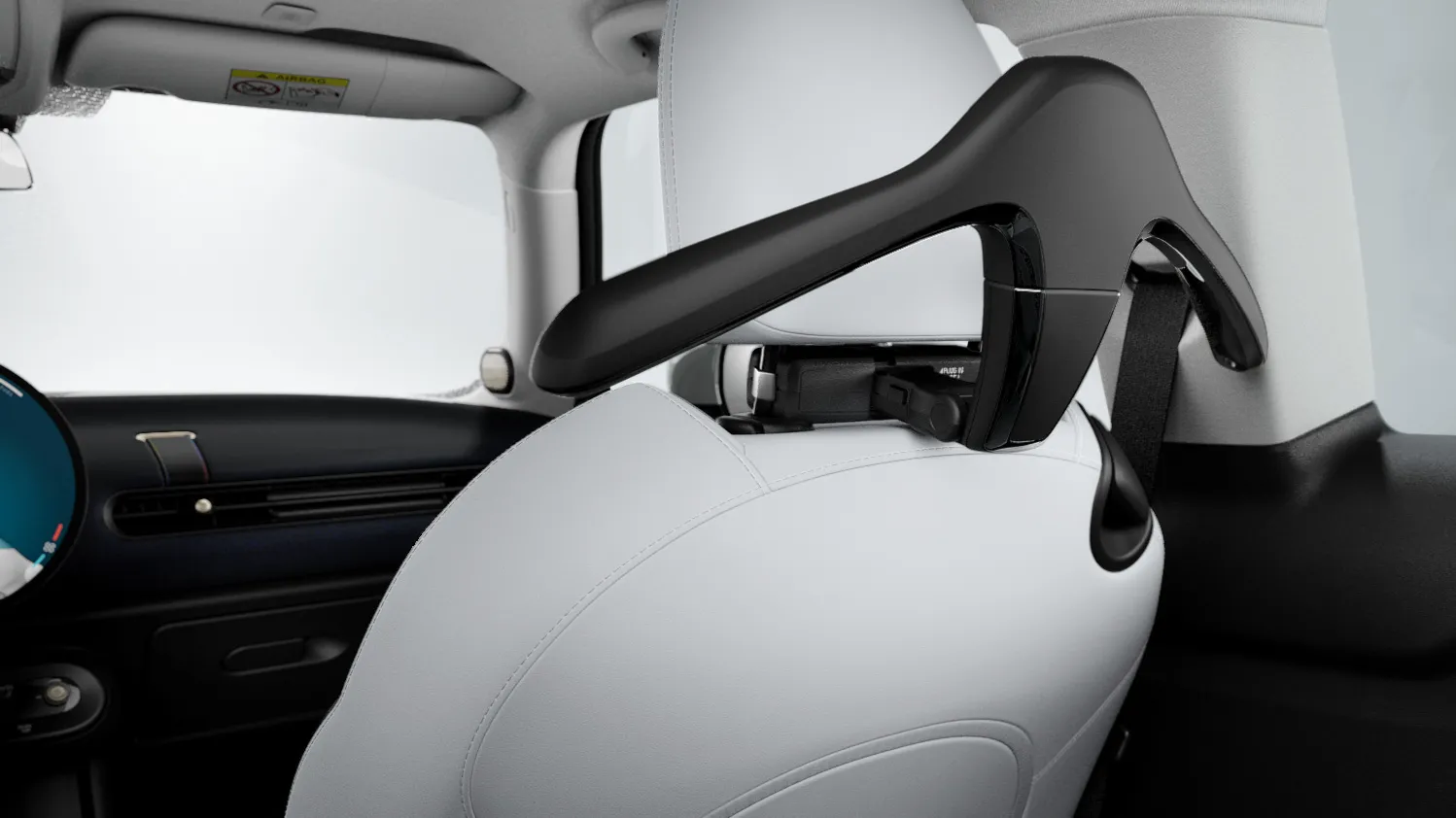 MINIトラベル＆コンフォート・システムの一部である、車内のMINIコートハンガー。