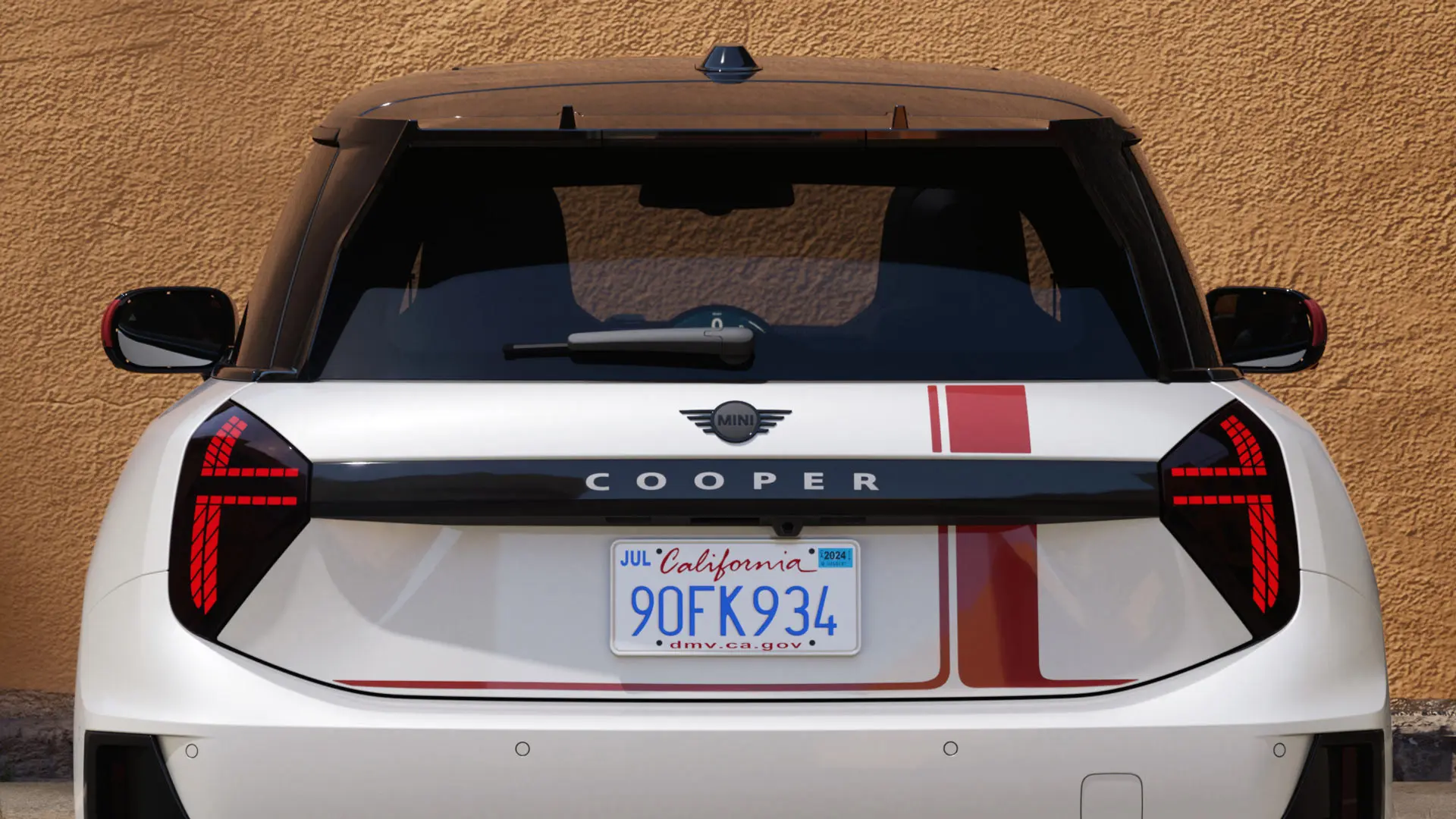 MINI Cooper 3ドア（スリードア）に、チリ・レッドのMINI JCWデカールを装着したリアビュー（後部）です。 