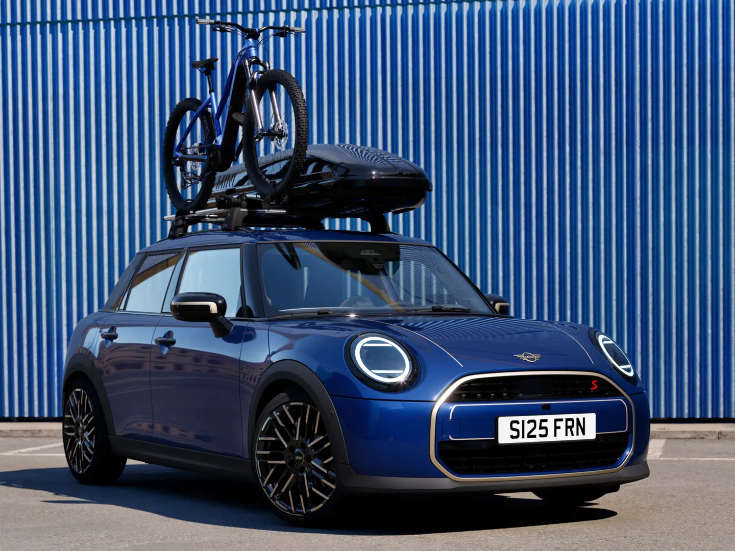 マウンテンバイクとミニルーフボックス320を搭載したミニルーフバイクラック付きのインディゴサンセットブルーのMINIエースマンの正面図。