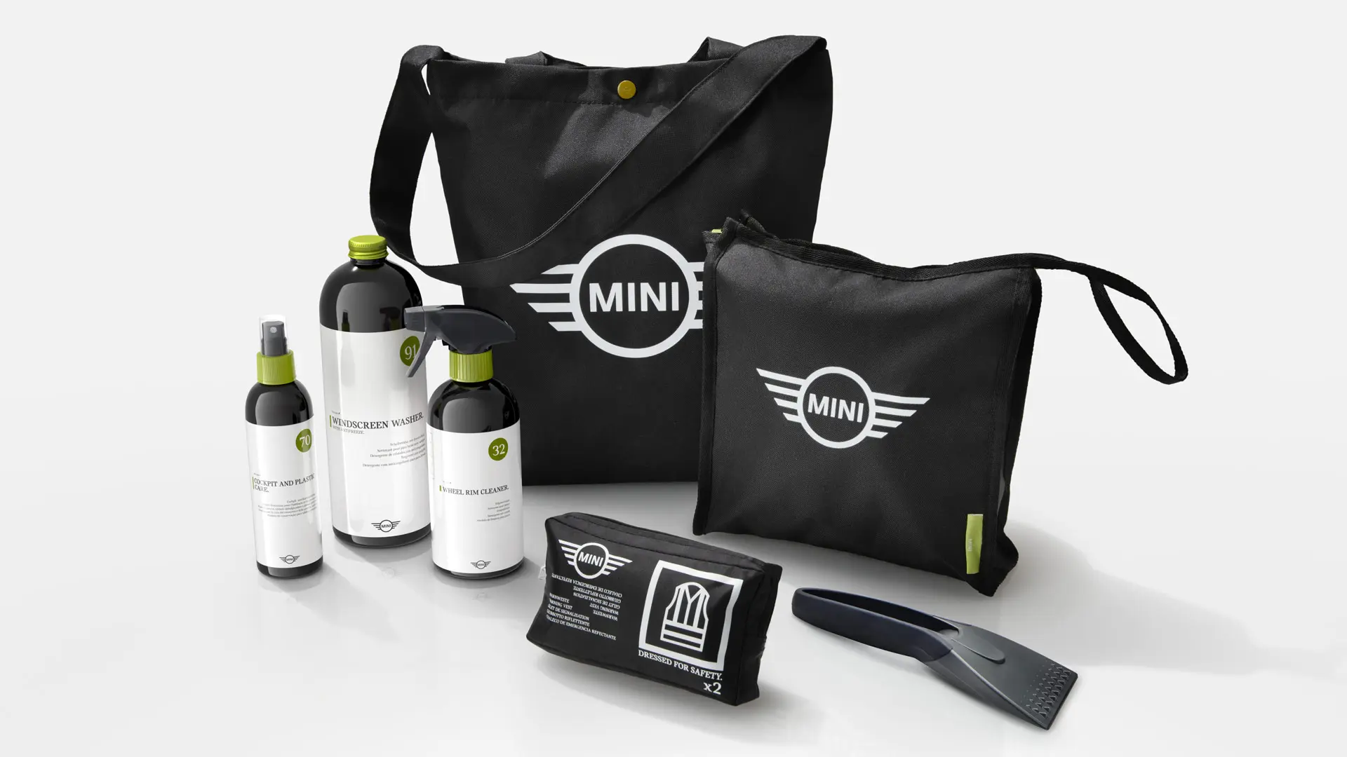 ブラックのMINIブランドバッグに入った、MINIカーケアセットのクリーニング用品セレクション。