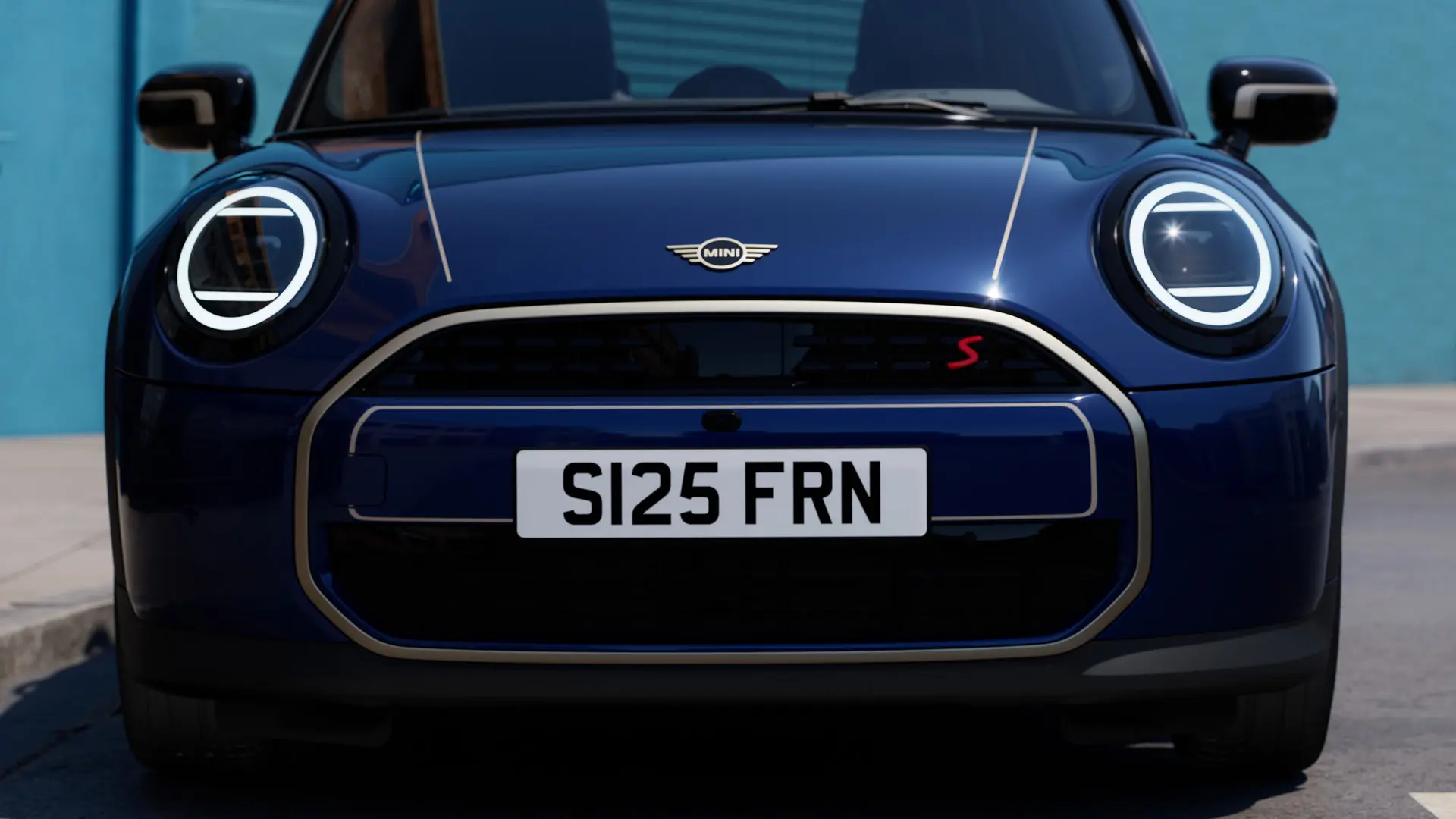 シルバーのMINI フェイバード・ボンネット・デカールを装着した、ブルーのMINIコンバーチブル（フロントビュー）。