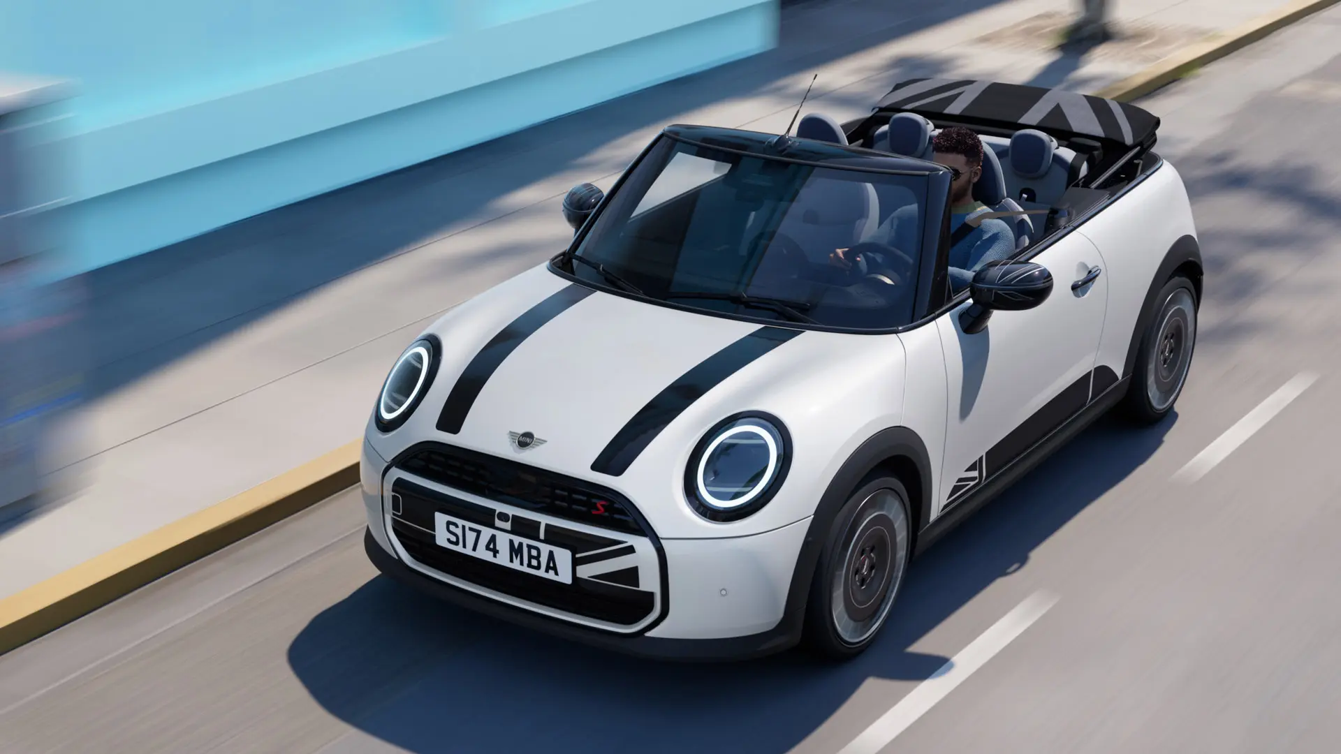 ブラックのMINI ヘリテージ・ボンネット・デカールを装着した、ナヌーク・ホワイトのMINIコンバーチブル。