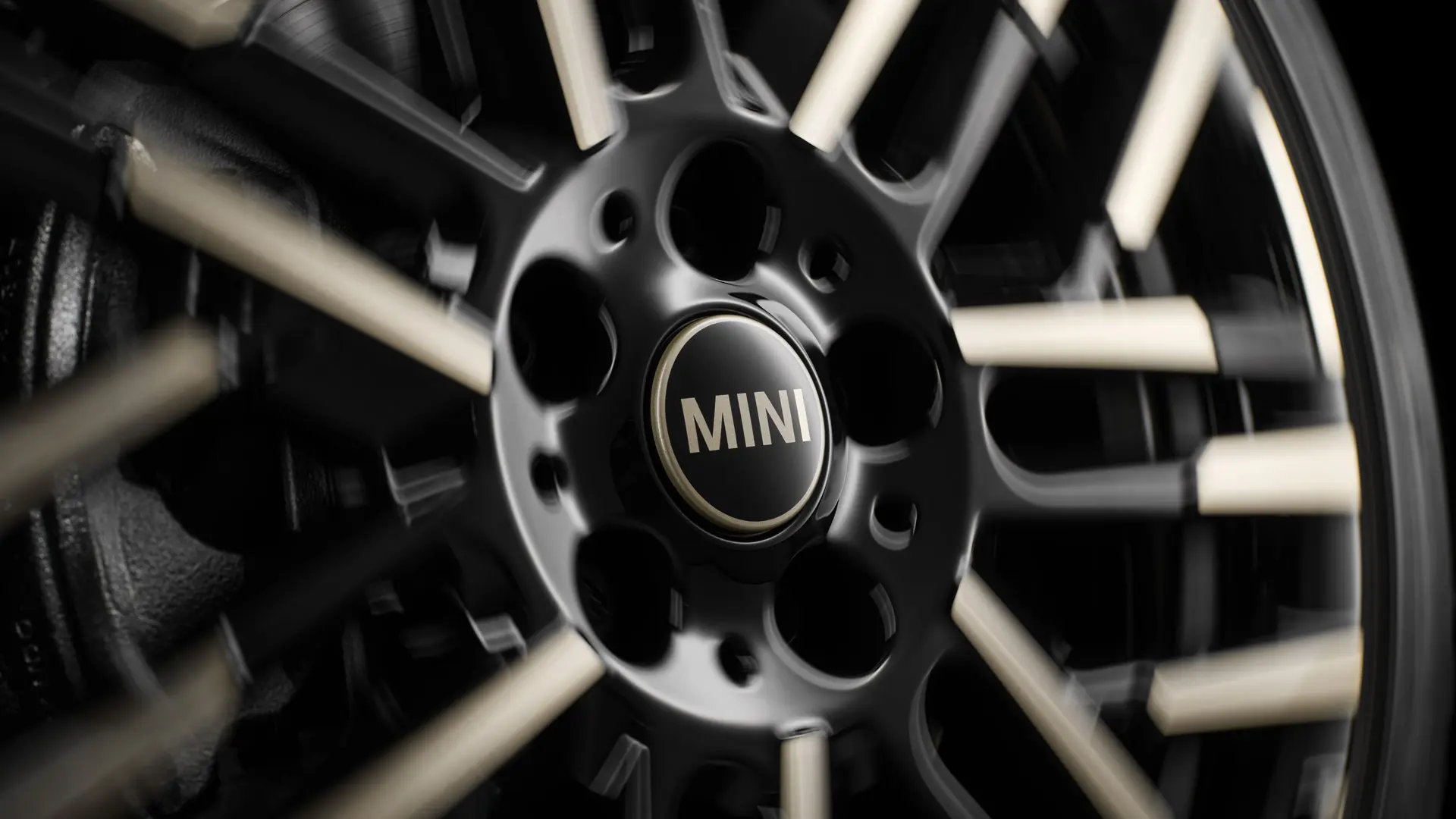 走行中もMINIロゴが常に正位置を保つ、MINIフローティング・ハブ・キャップ。