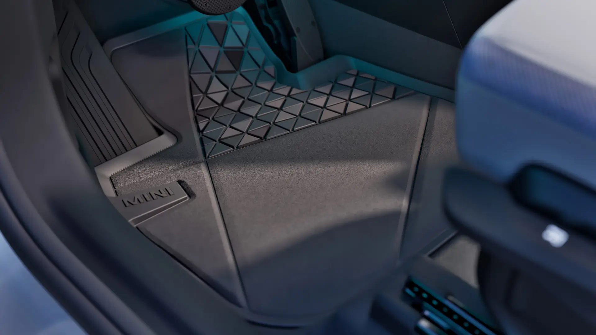 MINIロゴをあしらった、車種専用設計で耐久性に優れたブラックのMINIオールウェザー・フロア・マット。