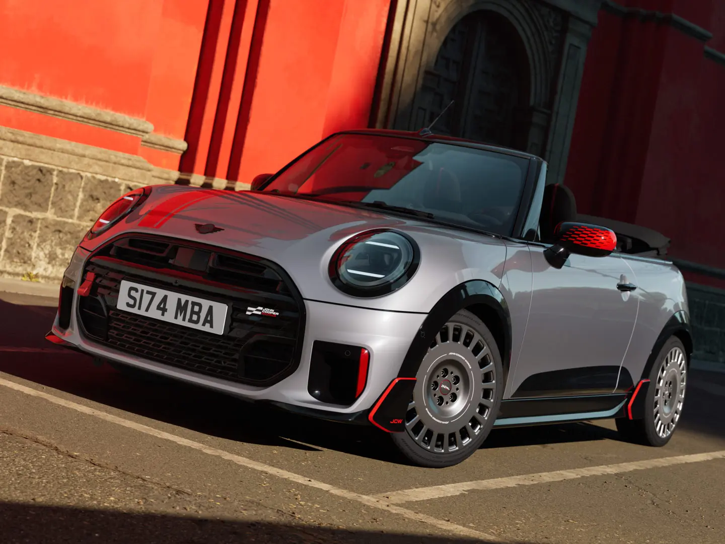 MINI JCWミラー・キャップ、スポーツ・ストライプ、ウイングレットなど、スポーティなJCWスタイリング・アイテムを装着したシルバーのMINIコンバーチブル。