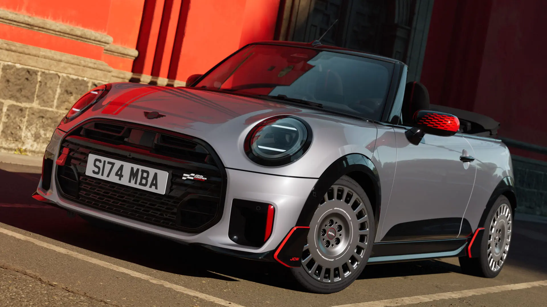 MINI JCWミラー・キャップ、スポーツ・ストライプ、ウイングレットなど、スポーティなJCWスタイリング・アイテムを装着したシルバーのMINIコンバーチブル。