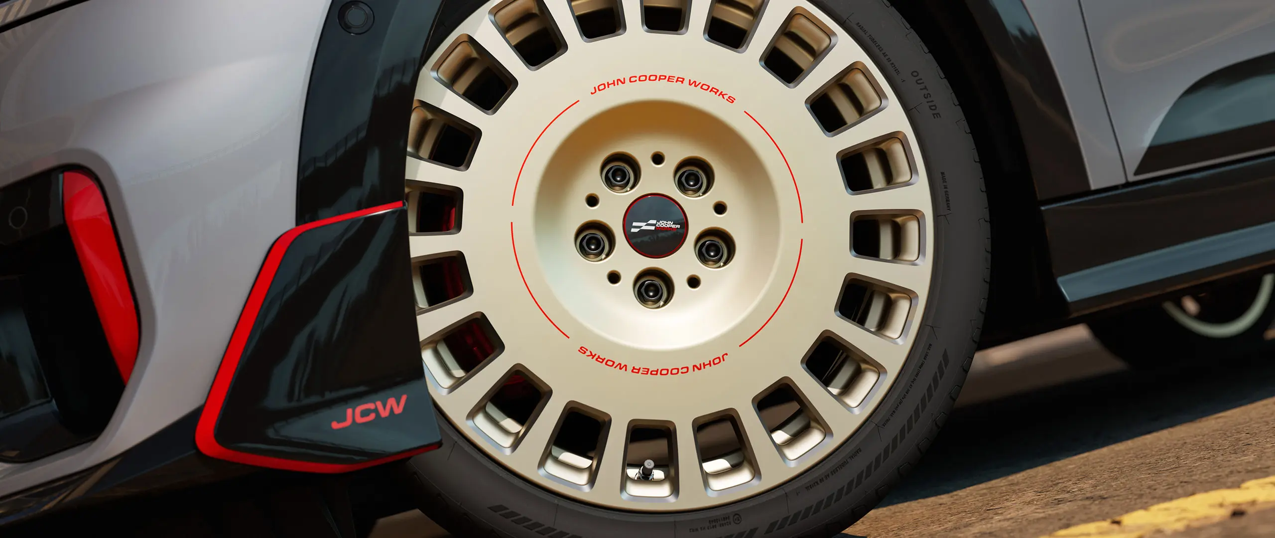 バイカラー・バイブラント・シルバー／ダイヤモンド・ミルド仕上げの
18インチ JCW ラリー・スポーク 964 ホイールのディテール。