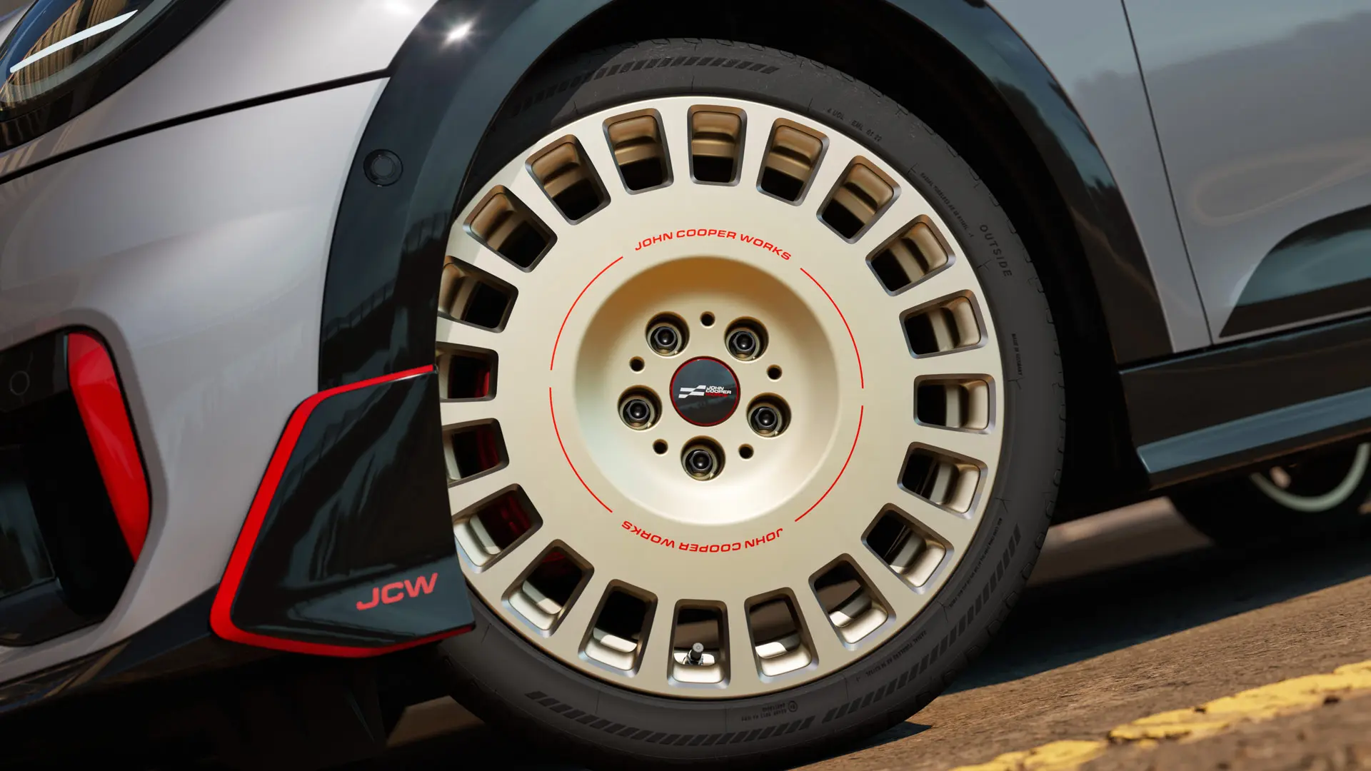 バイカラー・バイブラント・シルバー／ダイヤモンド・ミルド仕上げの
18インチ JCW ラリー・スポーク 964 ホイールのディテール。