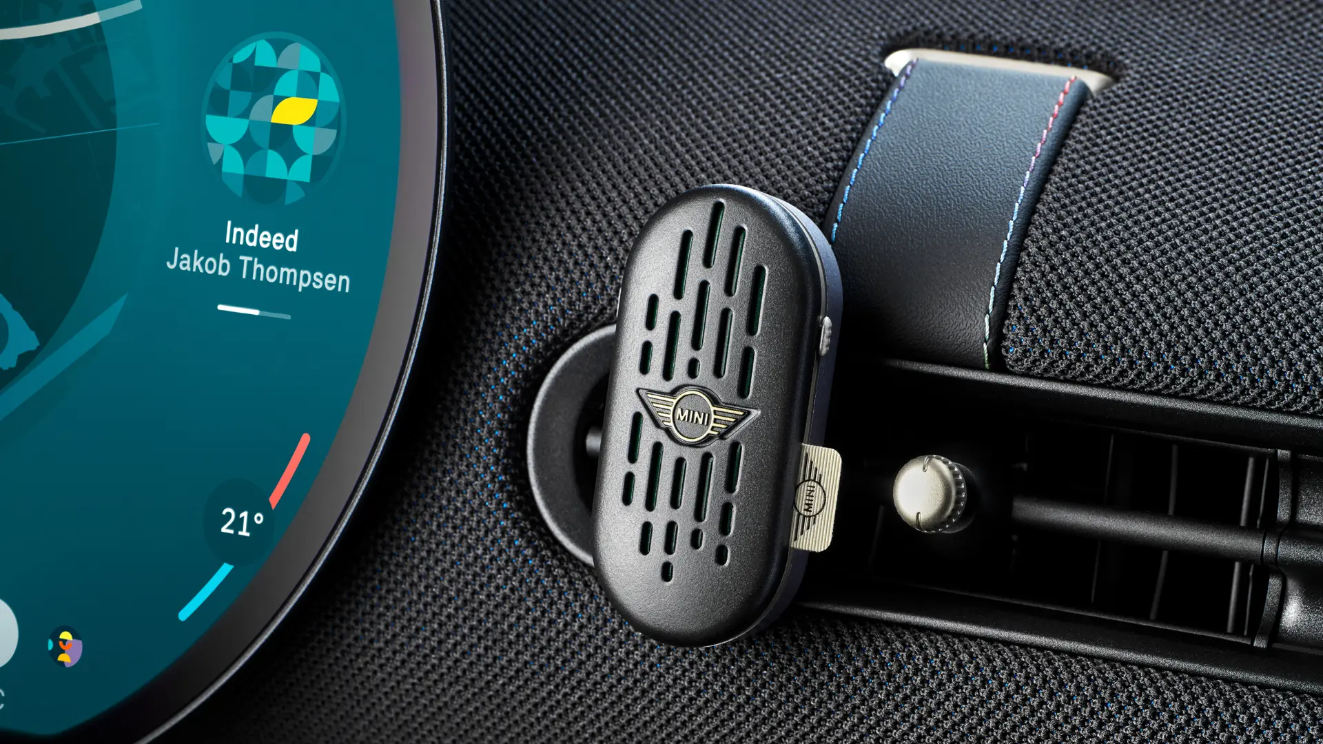 MINI Acemanのインテリア、円形のOLEDインフォテイメントタッチスクリーンとダッシュボードにMINIナチュラルエアフレッシュナーを採用