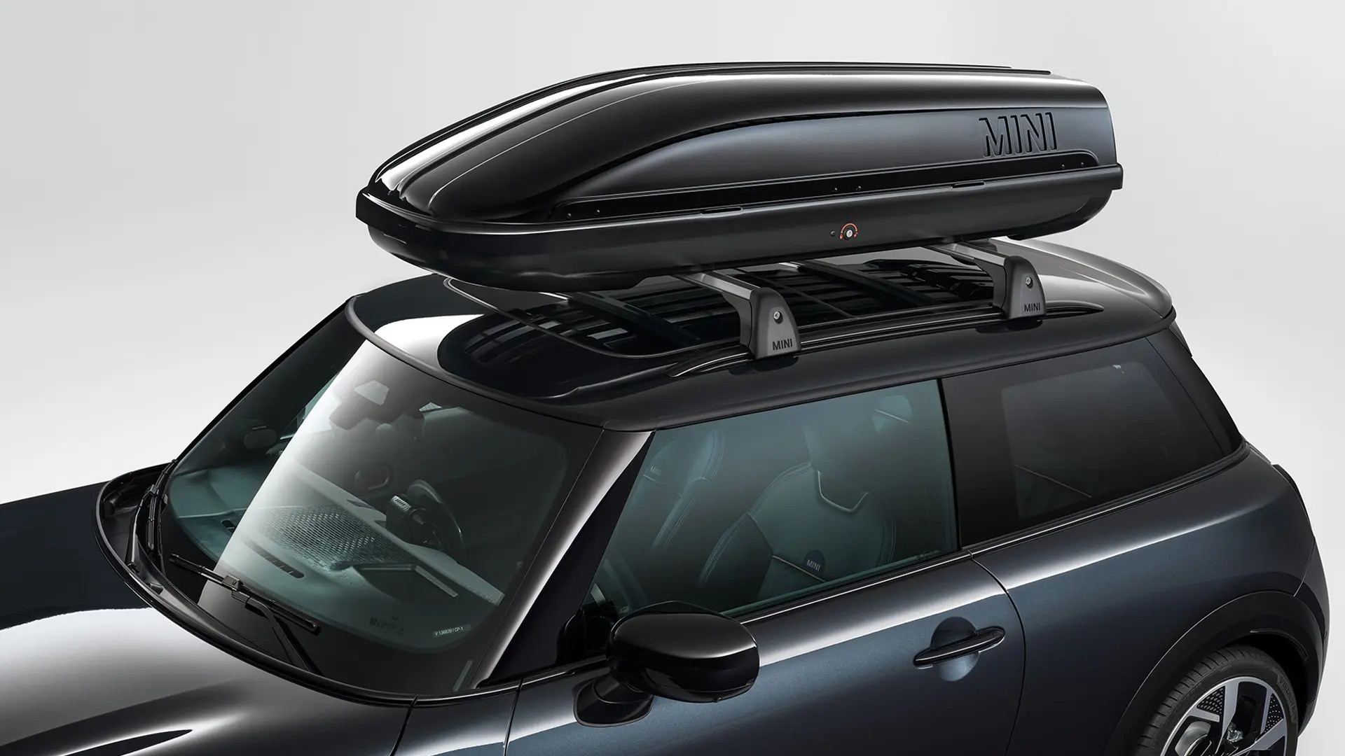 ブラックのミニクーパー 3ドア、ブラックのミニルーフボックス320付き。