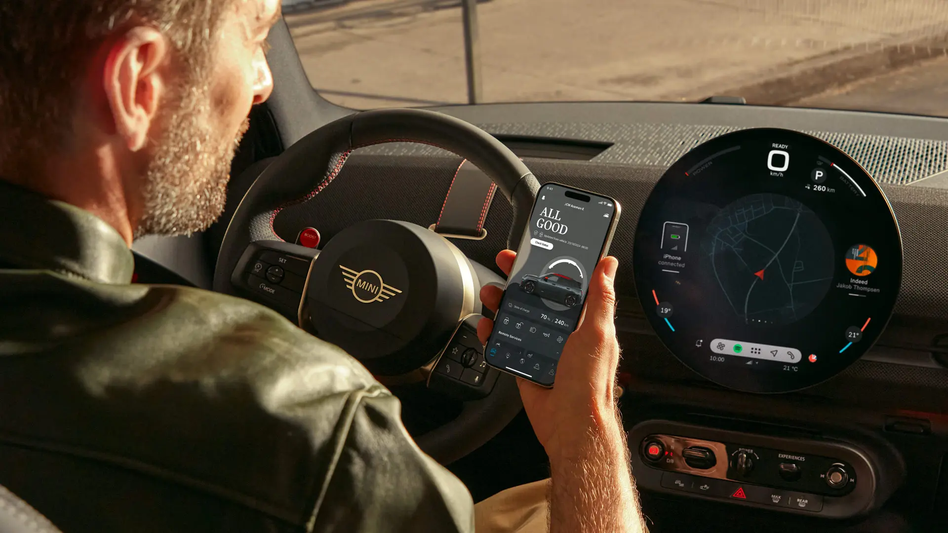 MINIをナビゲーションサービスに使用しているMINIドライバー。