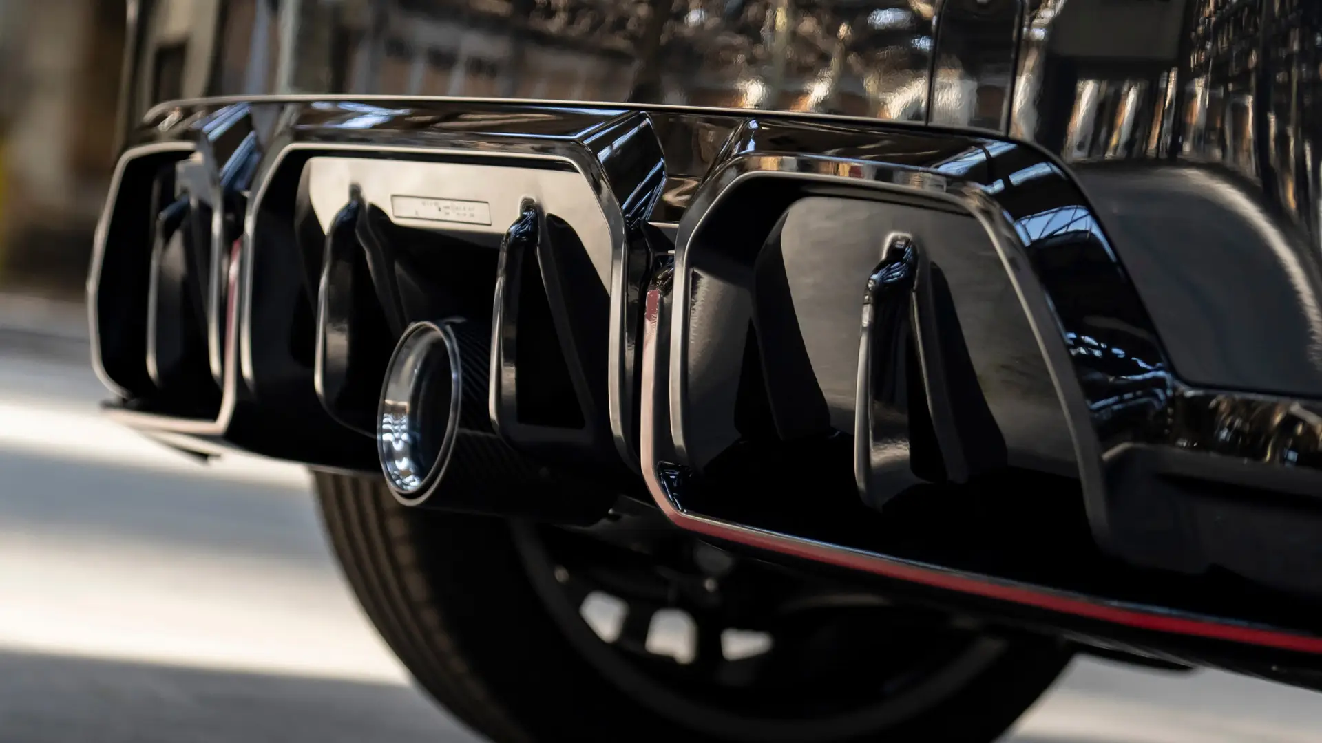 MINI JCWのリアディフューザー。ブラックハイグロス、レッドフレーム。