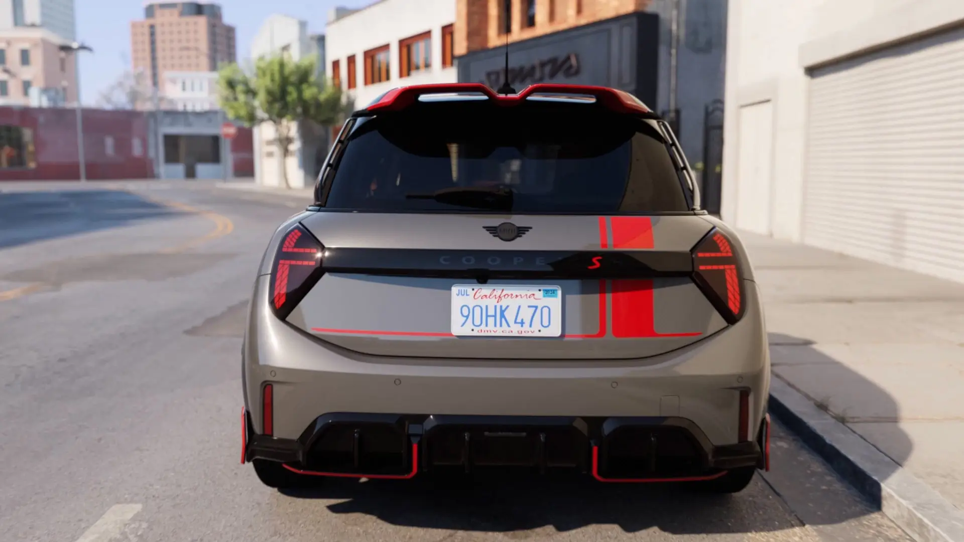 JCWアクセサリーを装着したMINI Cooper Cが、街中を走行している様子。