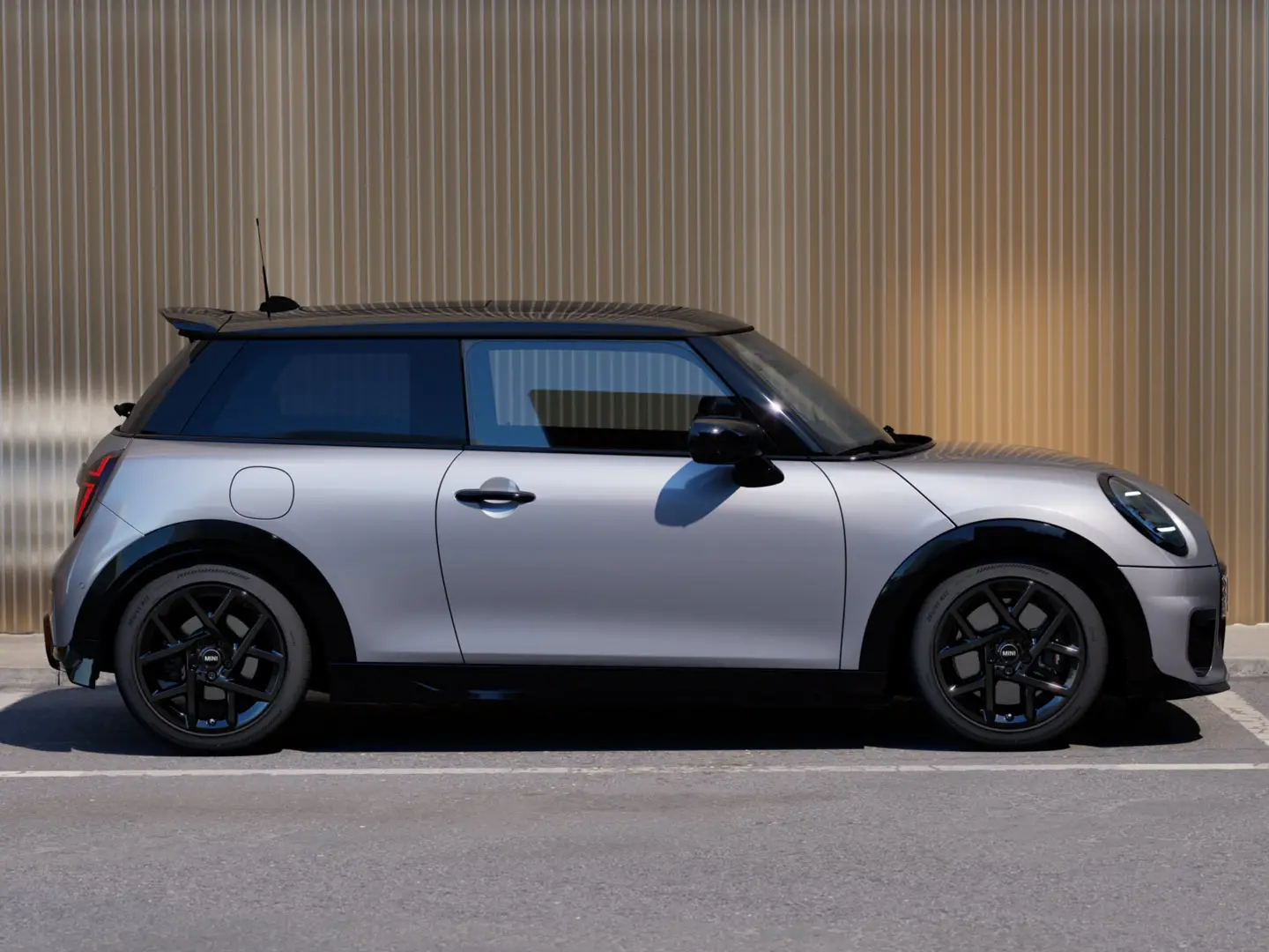 MINI Cooper 3ドアのメルティングシルバー仕様（サイドビュー）