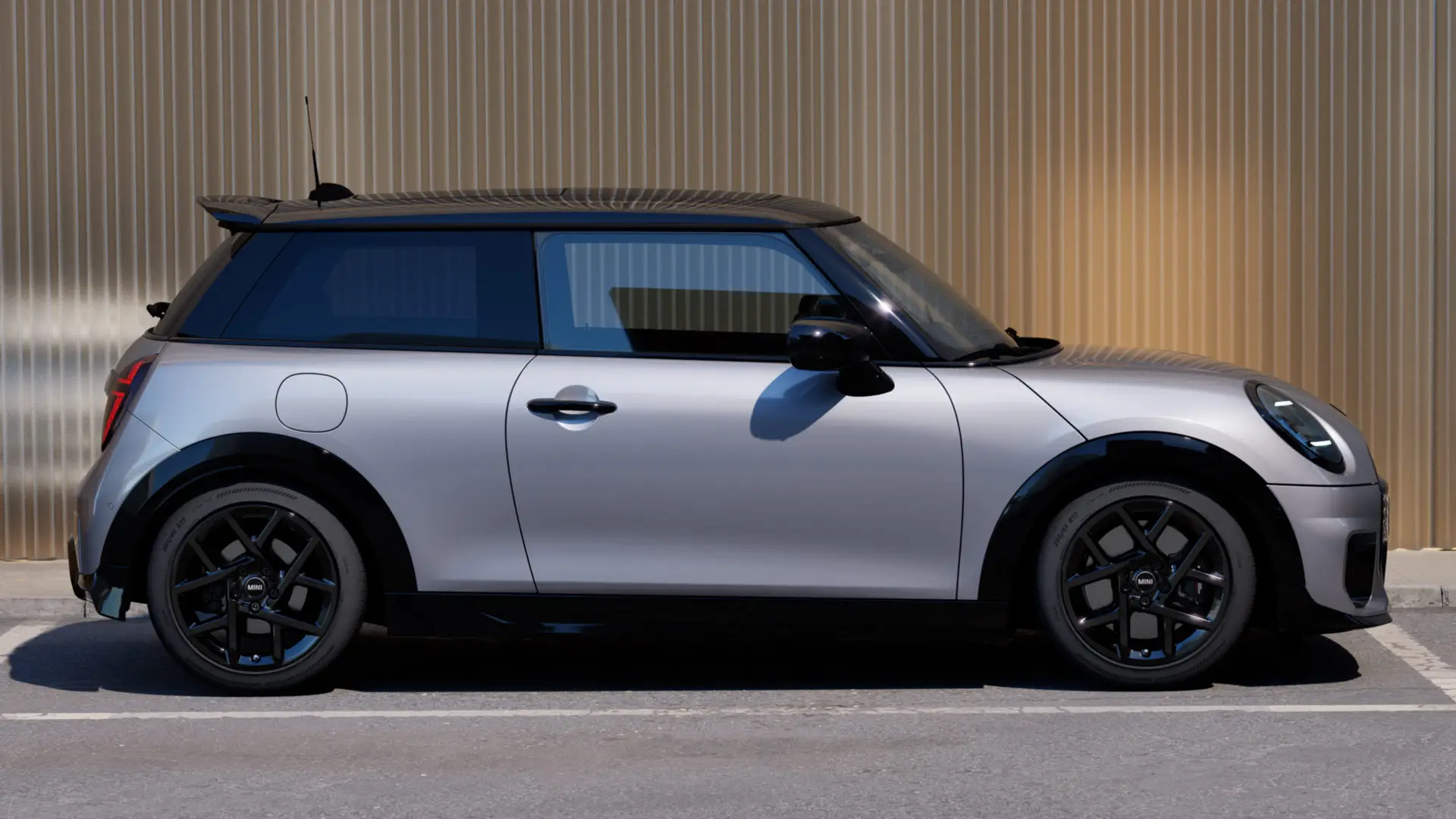 MINI Cooper 3ドアのメルティングシルバー仕様（サイドビュー）