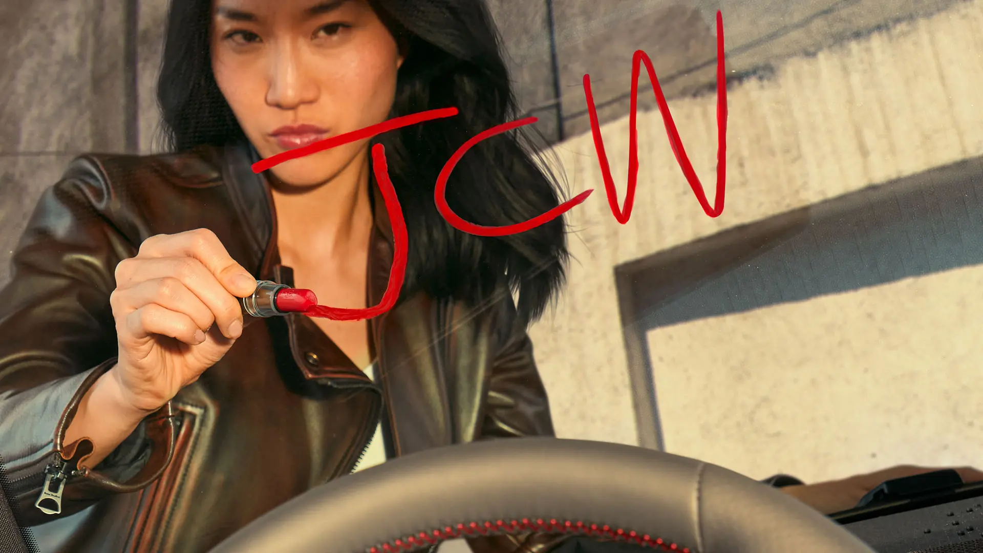 MINI正規ディーラーで、JCWの試乗を待つ女性のお客様 