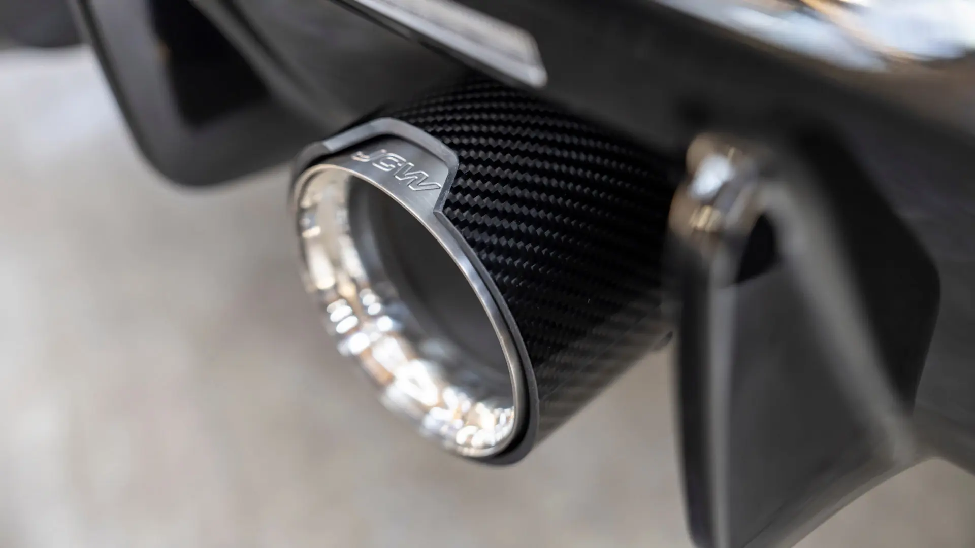 MINI JCWのテールパイプ・トリムをマフラーに取り付けると、お車の外観をモータースポーツ風に引き立てます。 