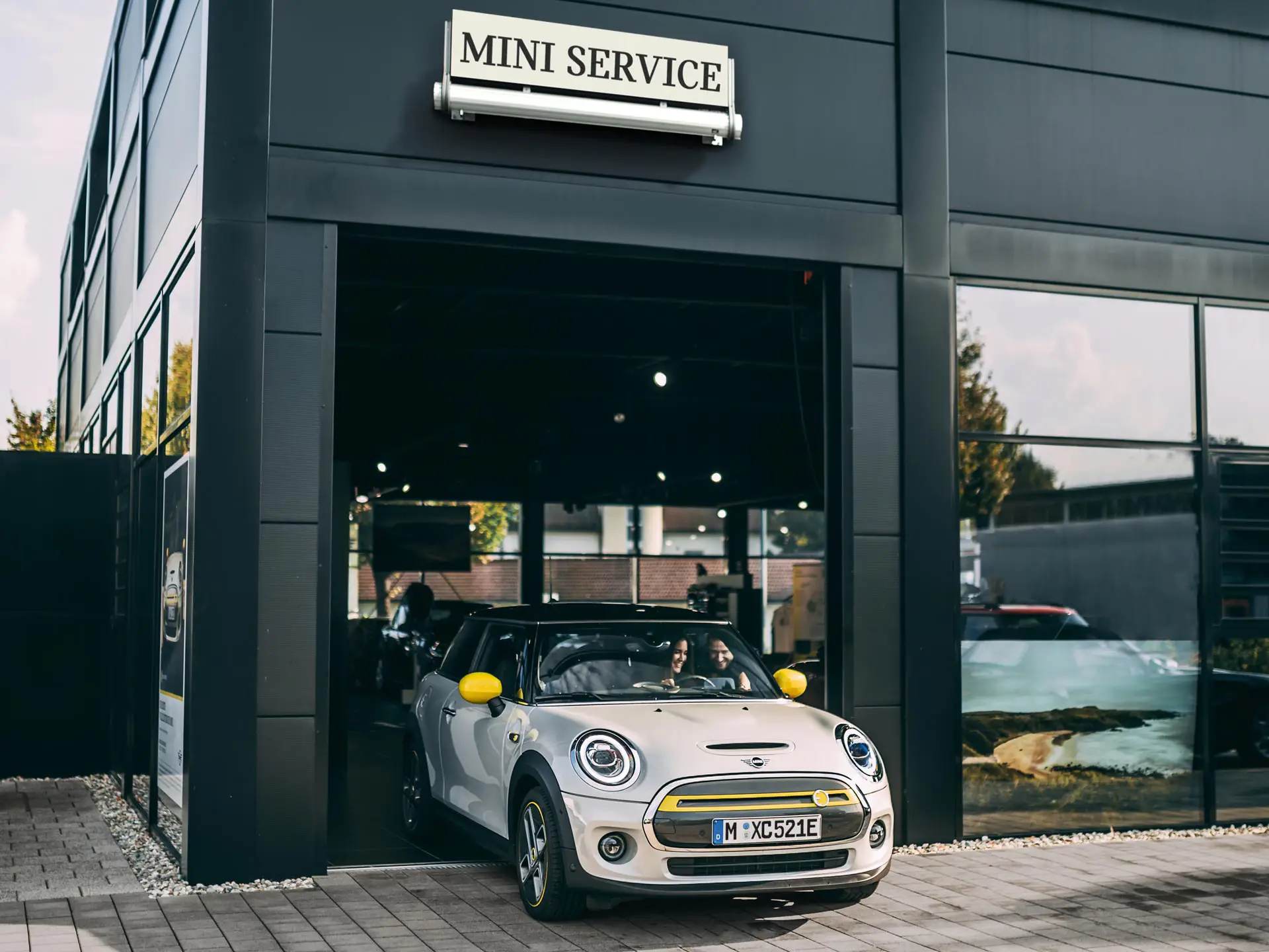 MINIサービスセンターを出発するMINI。