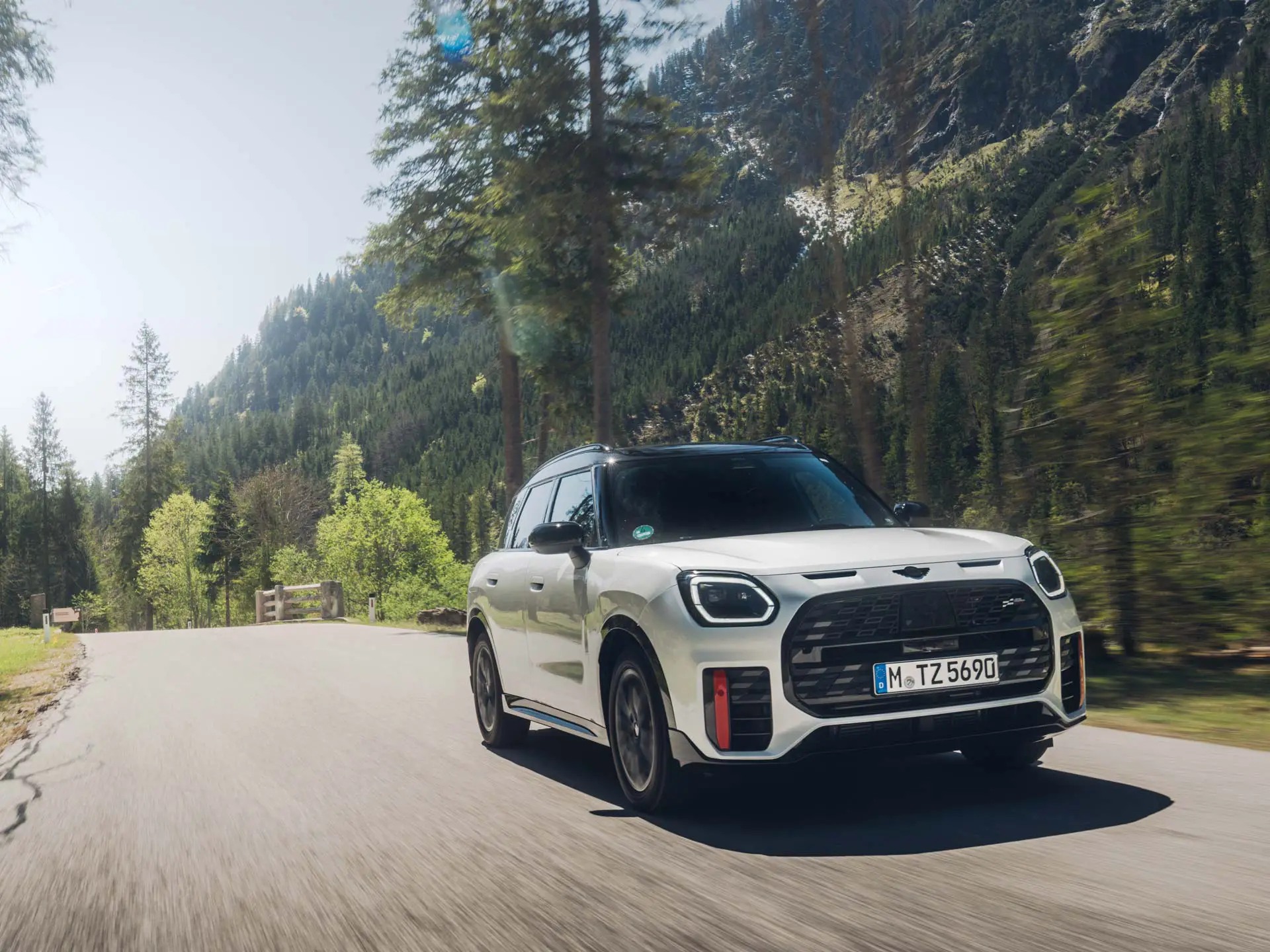 田舎道を走るMINI Countryman