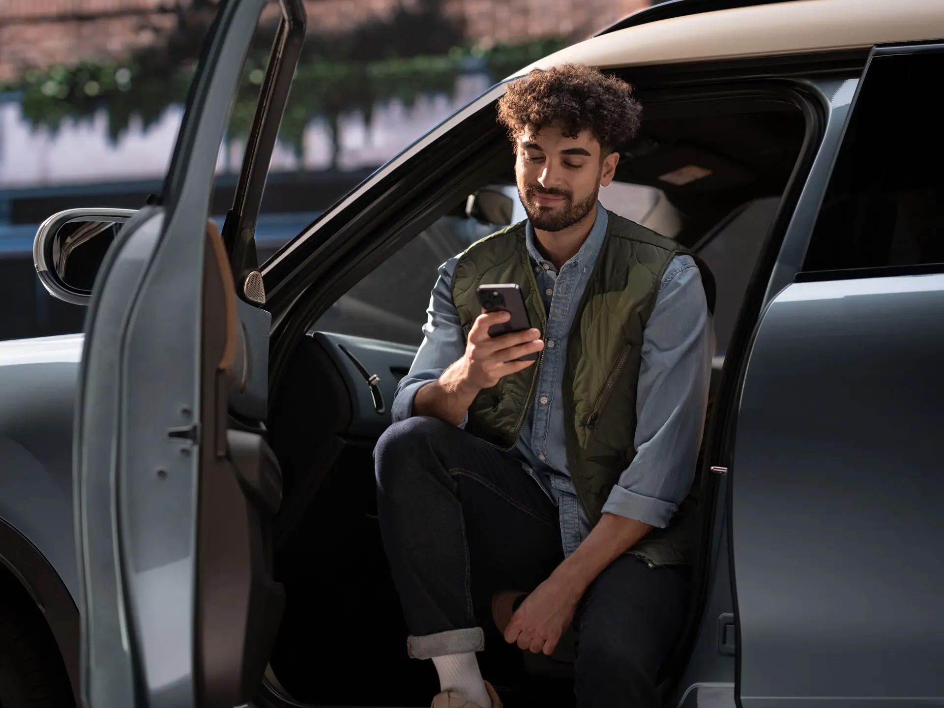 携帯電話でサービスを予約する男性。