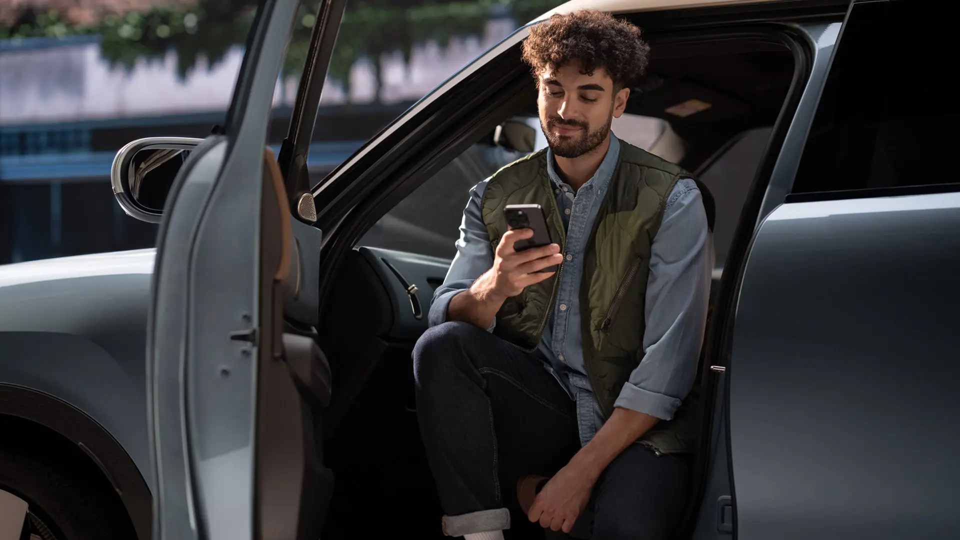 携帯電話でサービスを予約する男性。