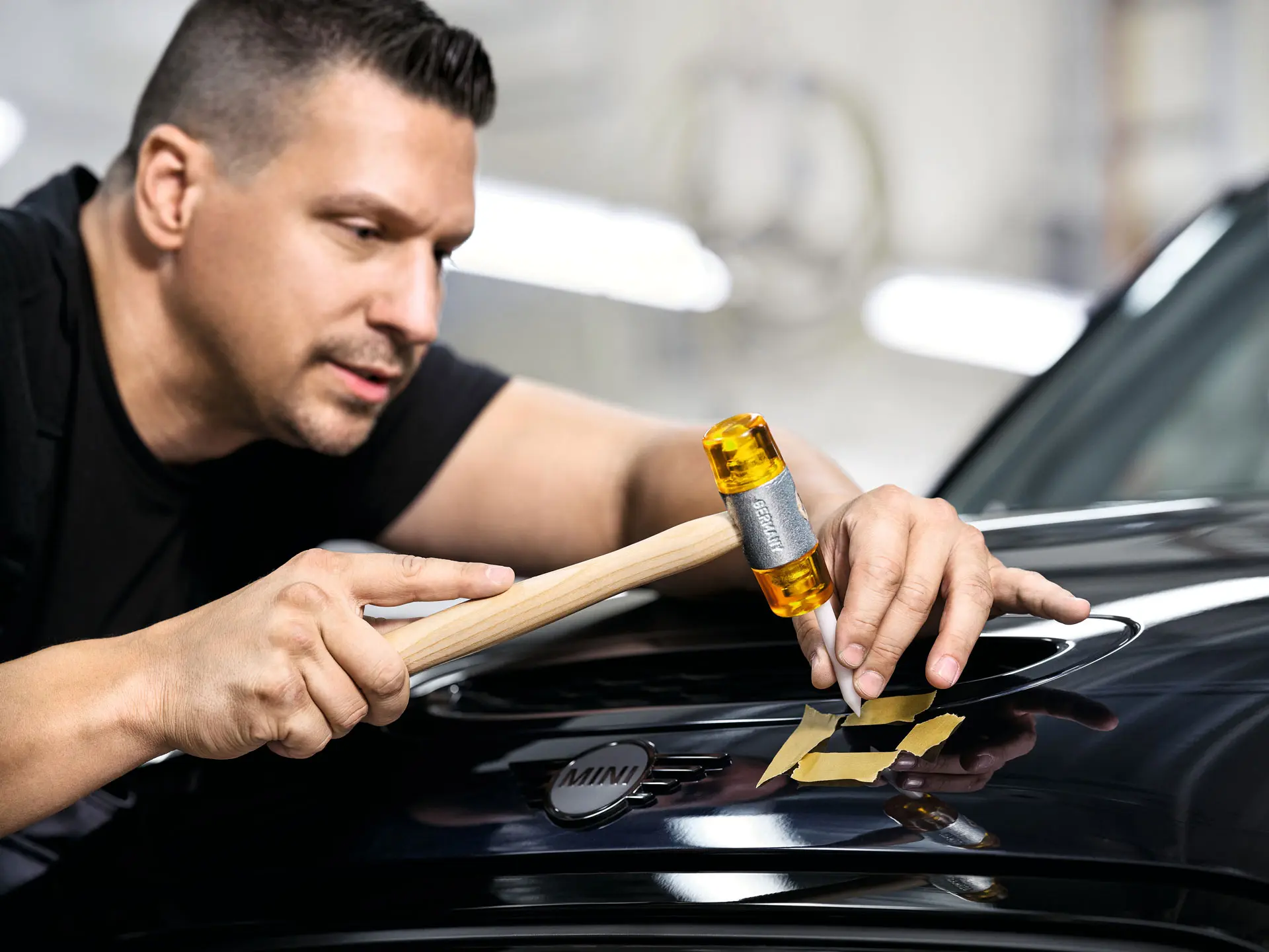 MINIの従業員が損傷を修理している。