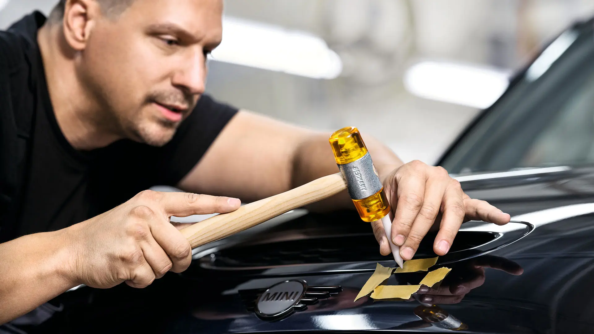 MINIの従業員が損傷を修理している。