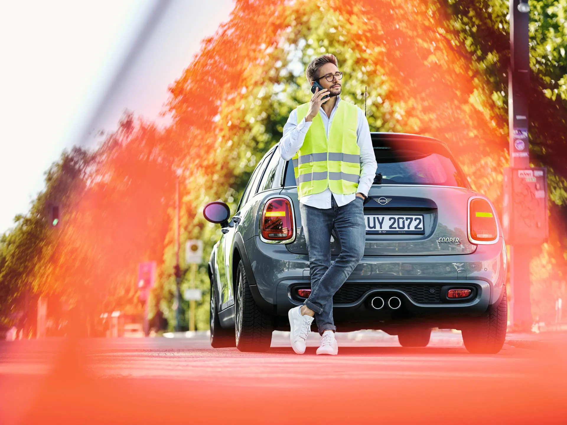 ロードサイド・アシスタンスを待つ男性。