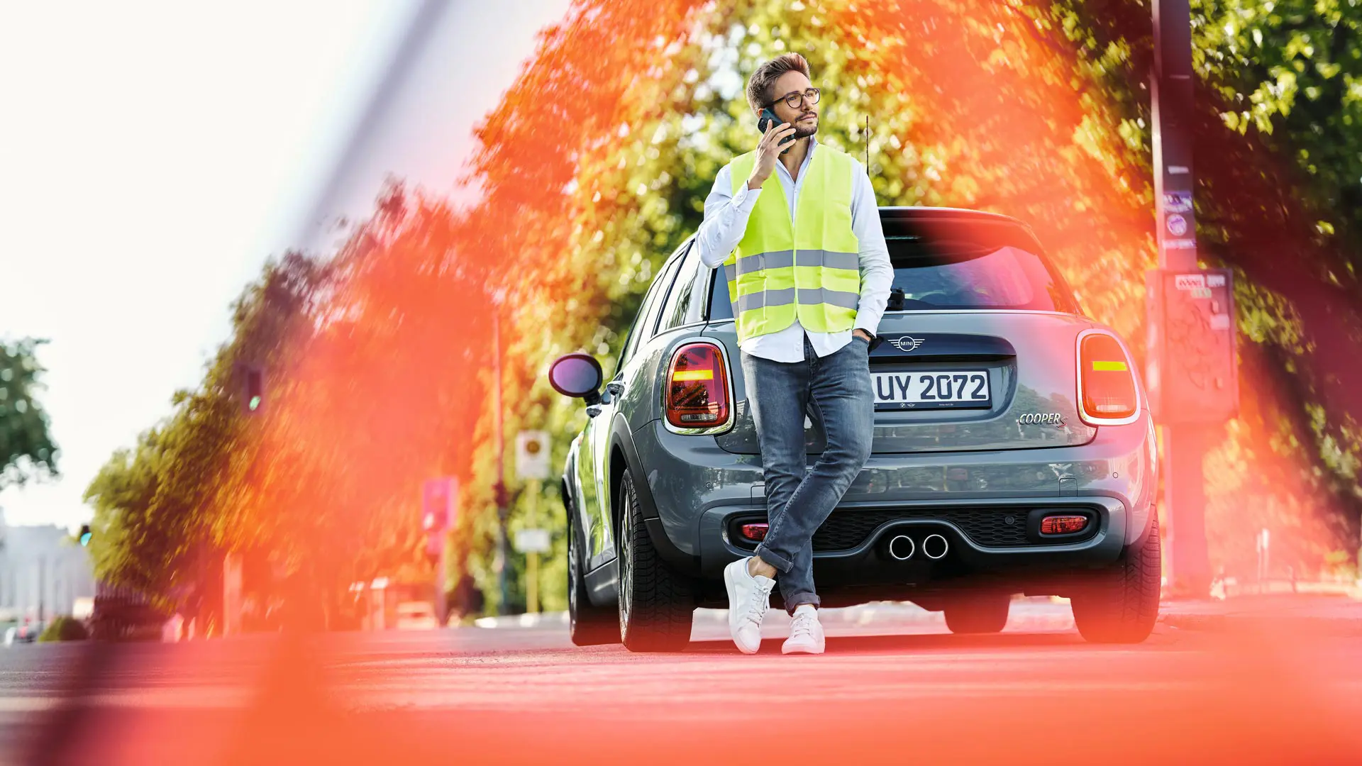 ロードサイド・アシスタンスを待つ男性。