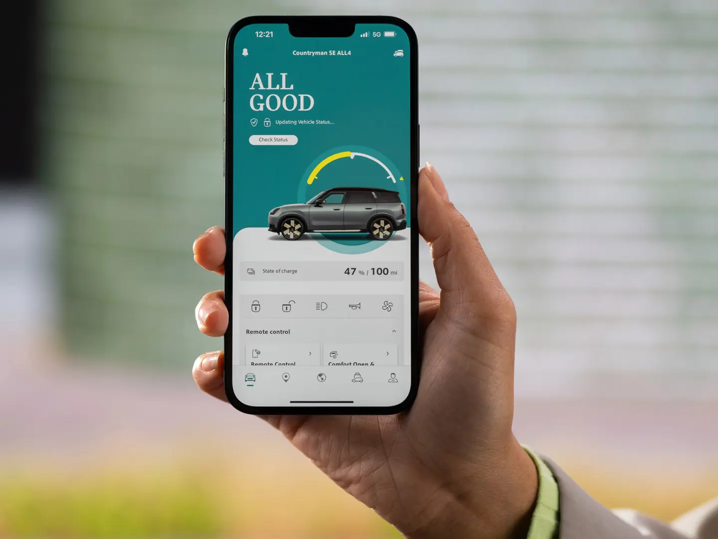MINI アプリのリモートサービス機能。現在の充電状態と推定走行可能距離を表示。