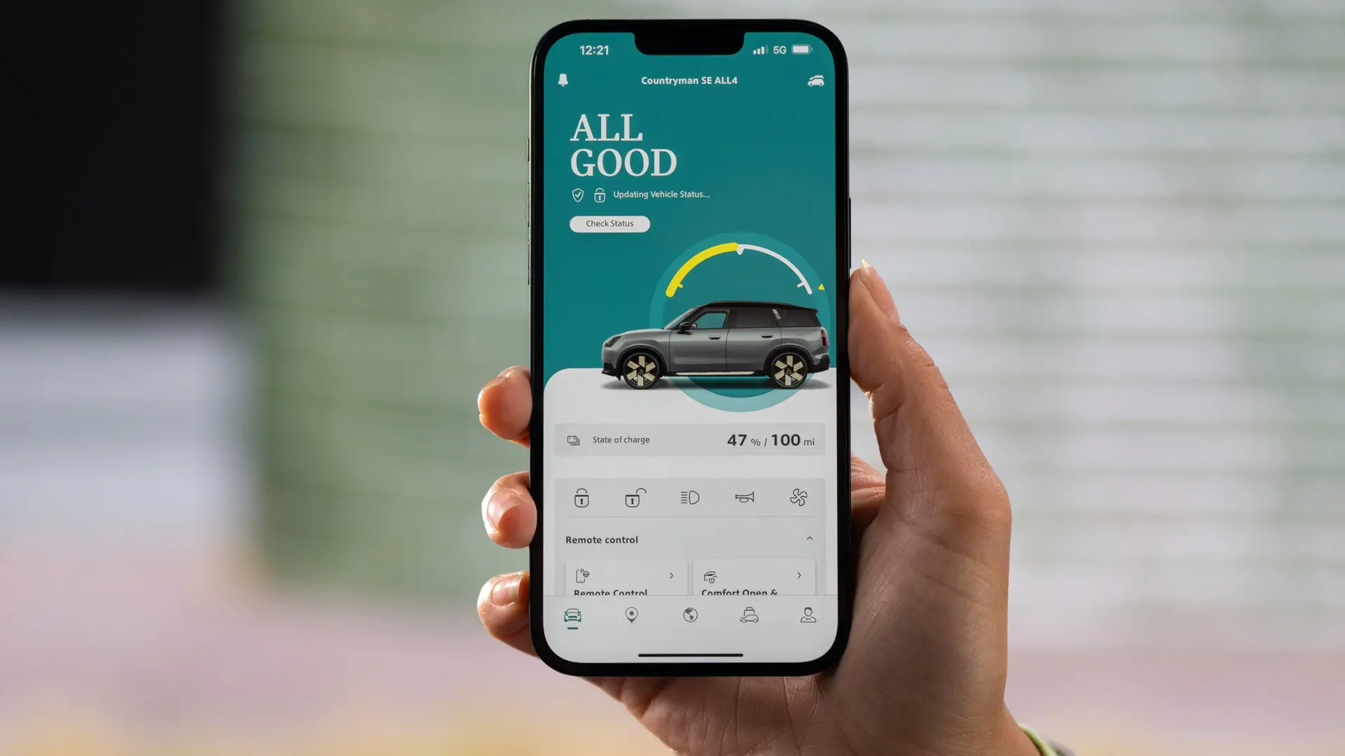 MINI アプリのリモートサービス機能。現在の充電状態と推定走行可能距離を表示。