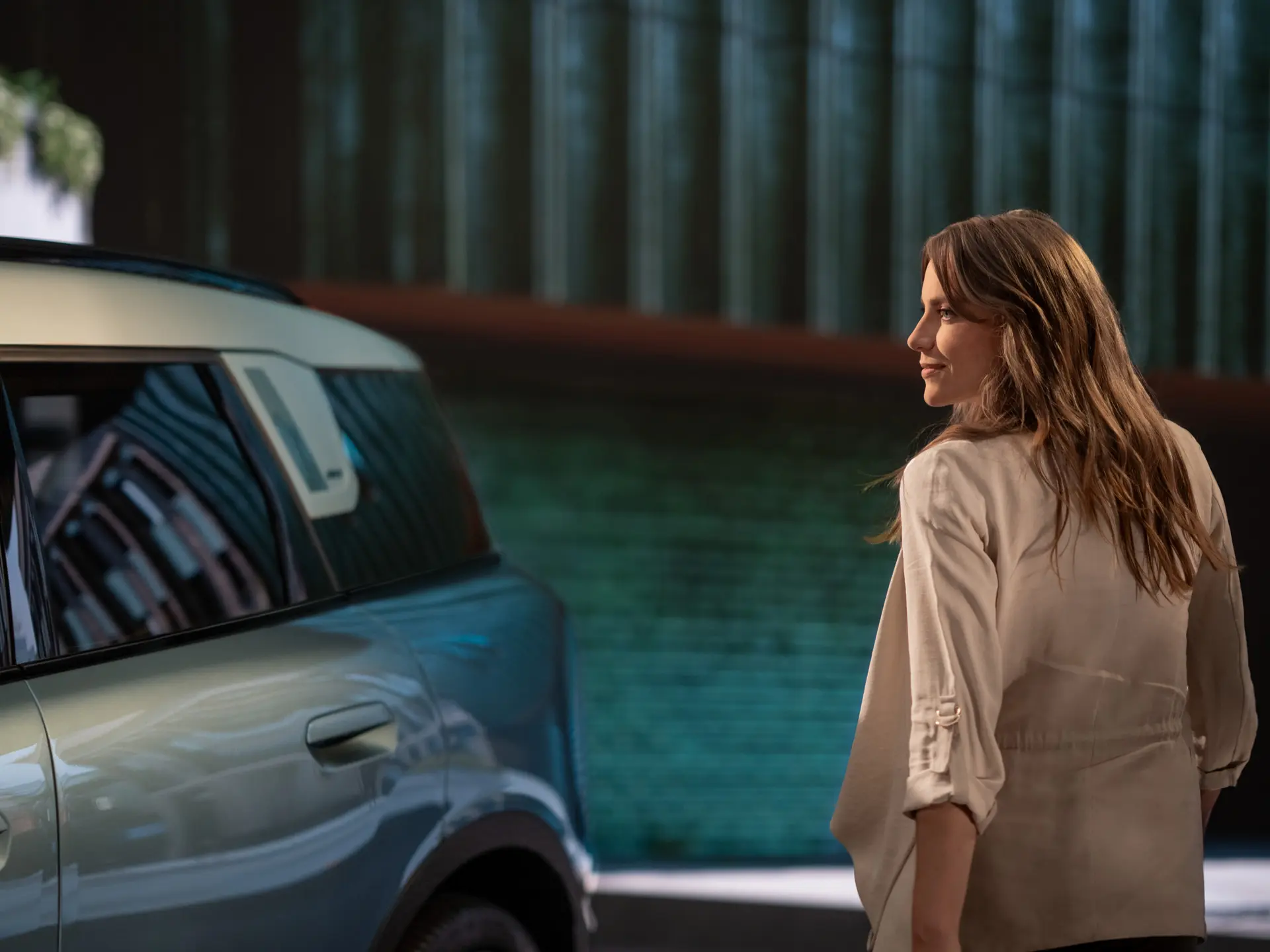 MINIを運転する女性