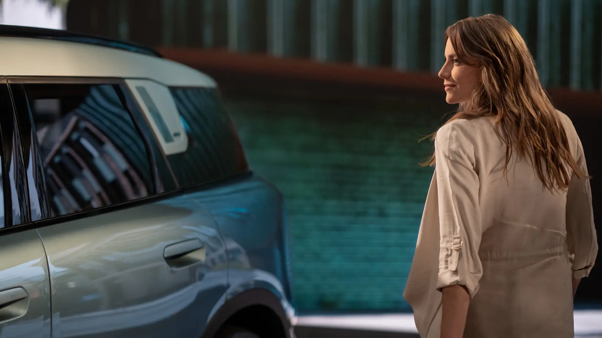 MINIを運転する女性