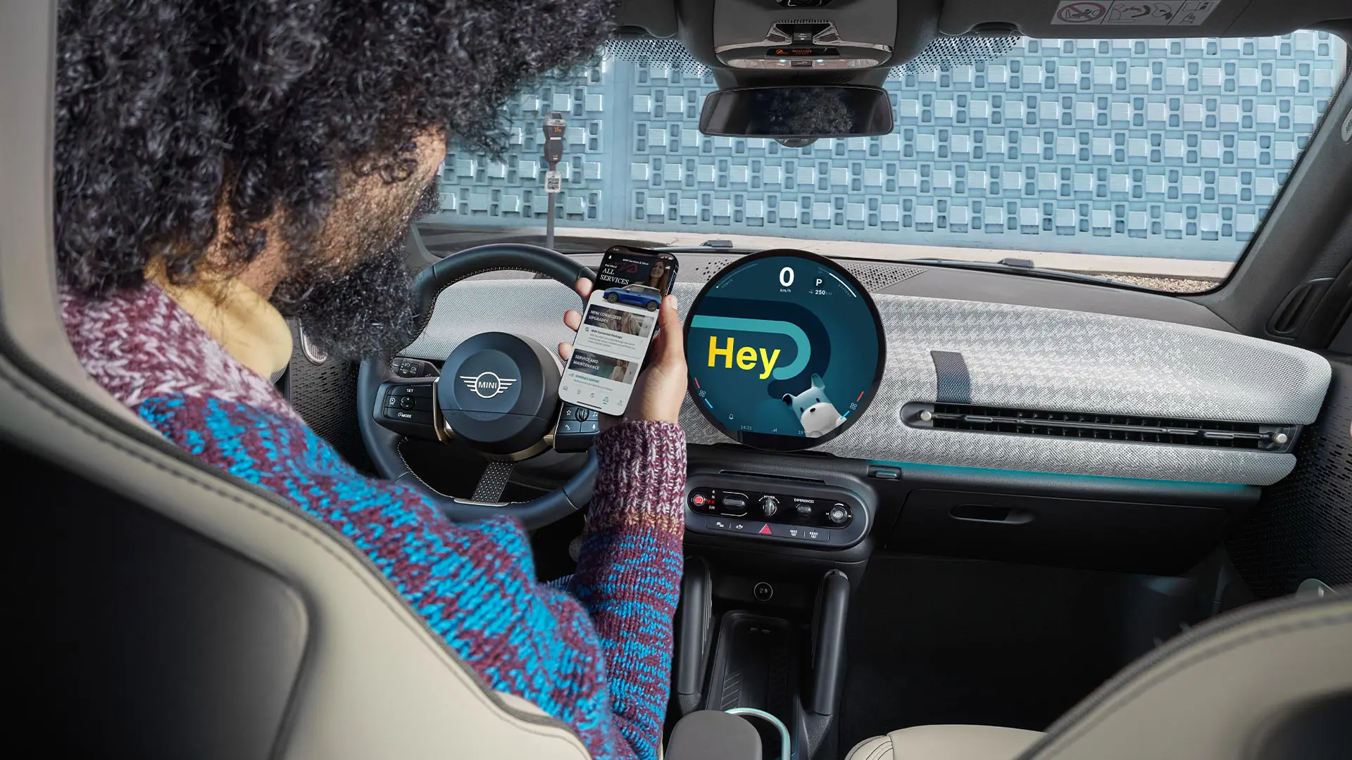 MINIの車内で携帯電話を見ている男性