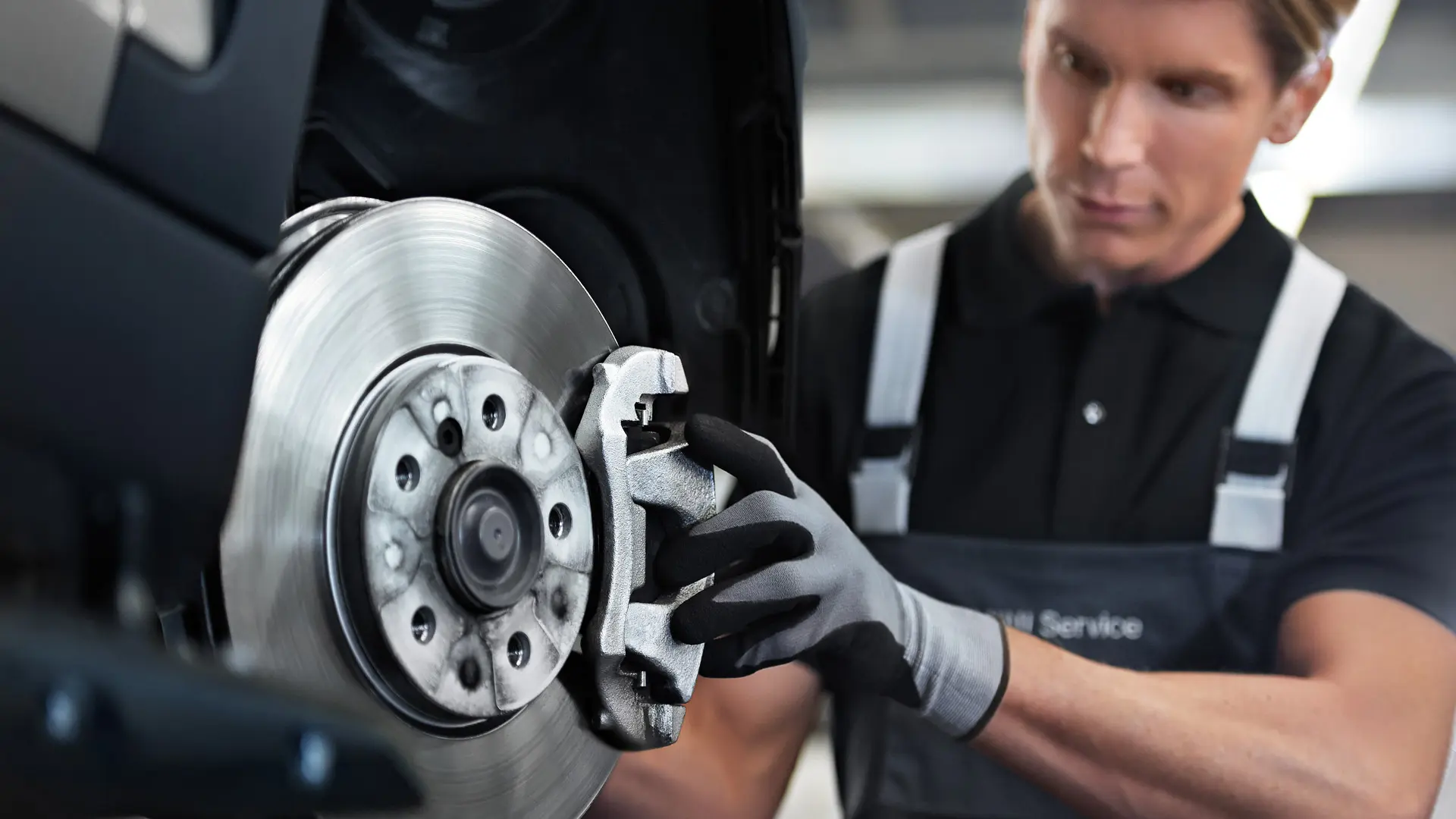 ブレーキをチェックするMINIの従業員