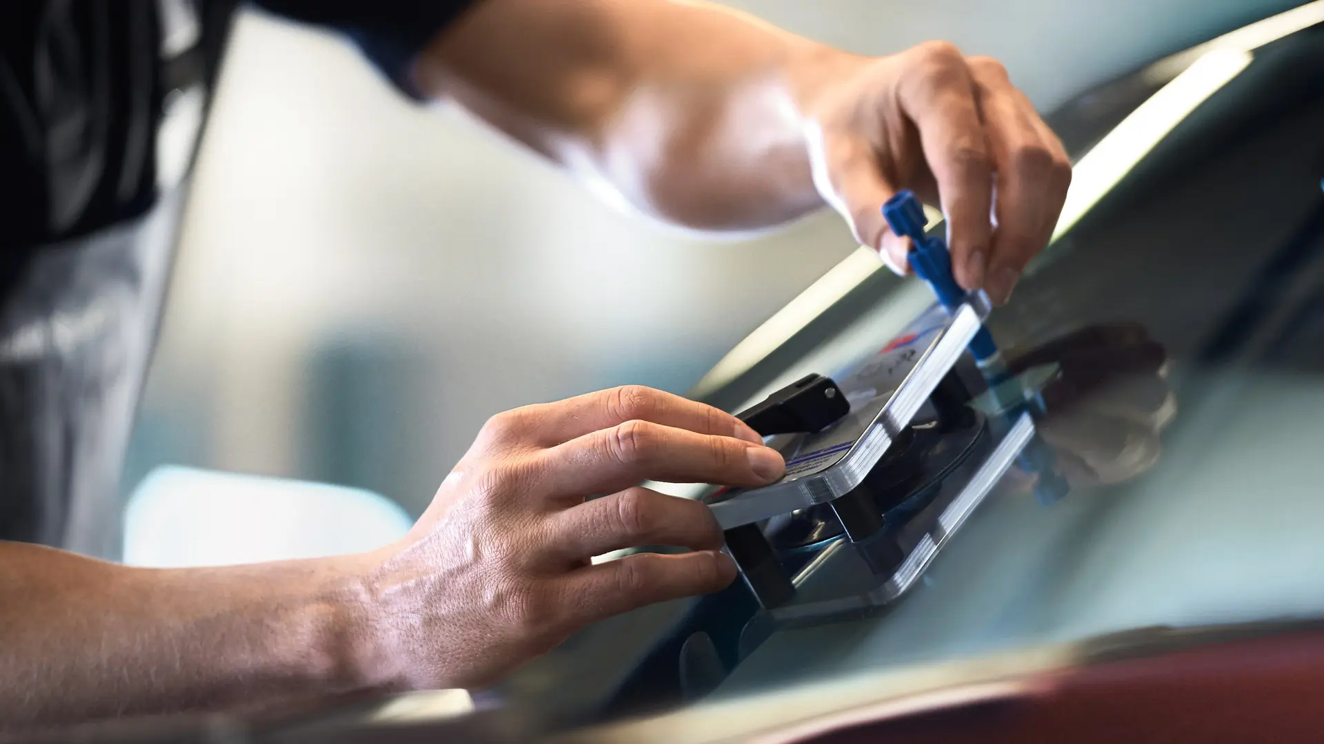 ガラスを修理するMINIの従業員