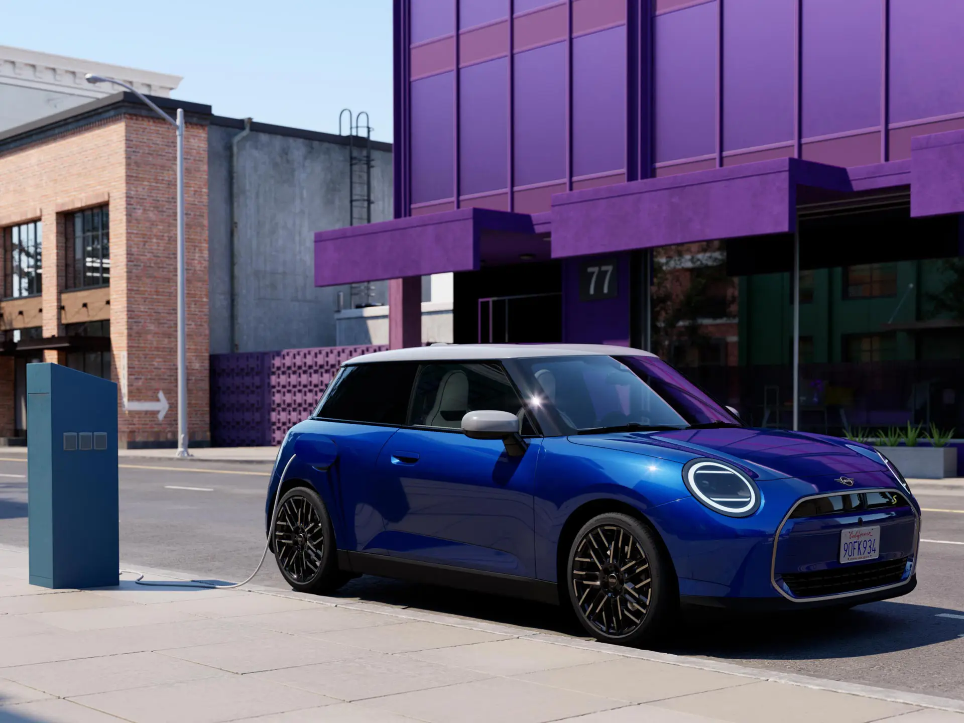 充電ステーションでのMINI Cooper。