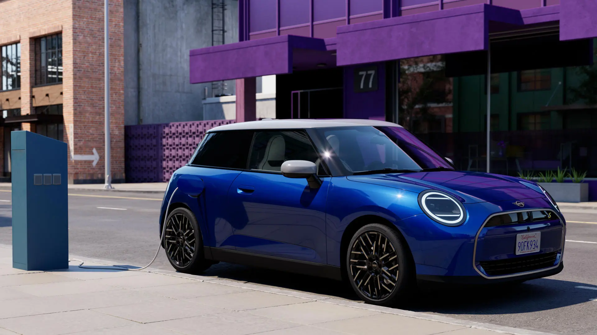 充電ステーションでのMINI Cooper。