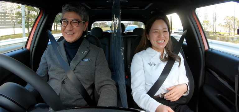 MINI車内で50年後のMINIについて語るジーニアス石丸さんとセールス布施さん