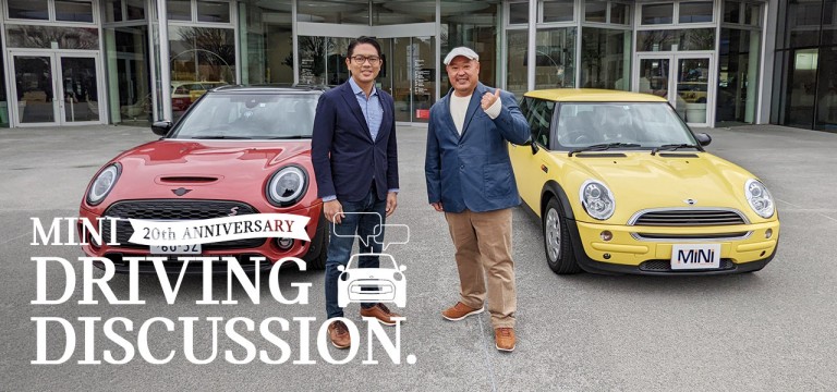 石塚英彦と山口智之がClassic Miniと現行MINIの間で笑顔でポーズ