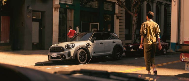 外出先で充電するMINI PHEV