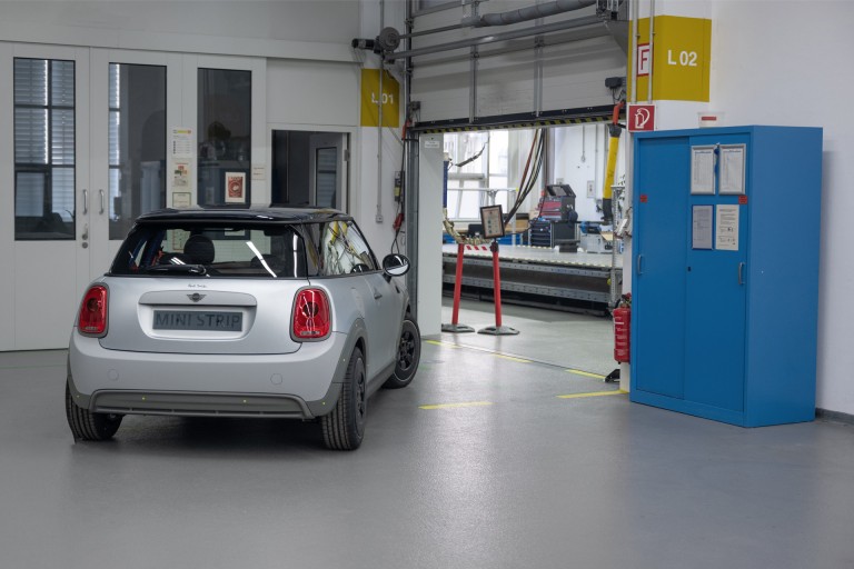  MINI in front of a gate