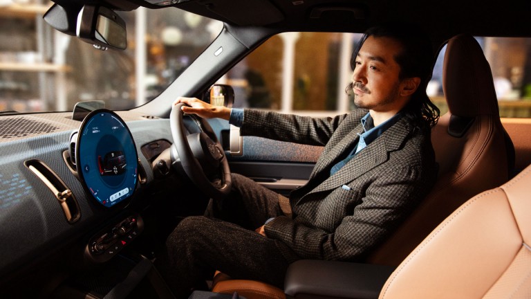 MINI Countrymanで街中を運転する金子ノブアキさん