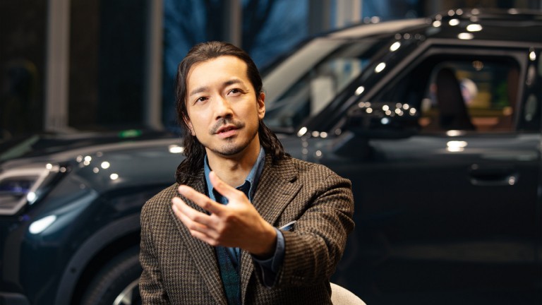 MINIショールームのMINI Countrymanの前でインタビューに応じている金子ノブアキさん 