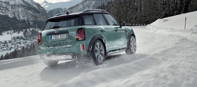 雪道を力強く走るMINI ALL4
