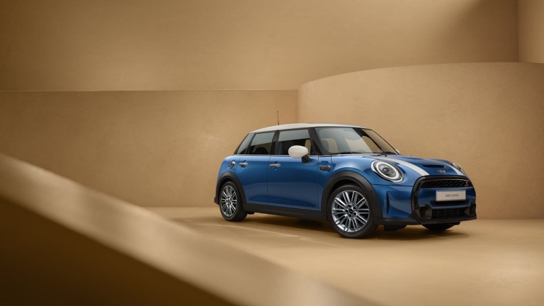 MINI 5 Door – side view – blue and white