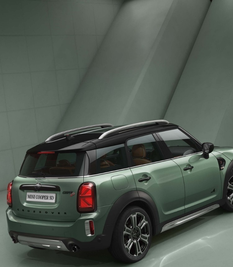 MINI Crossover – side view – green and black 