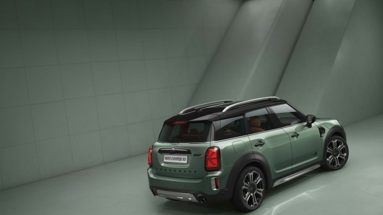 MINI Crossover – side view – green and black 